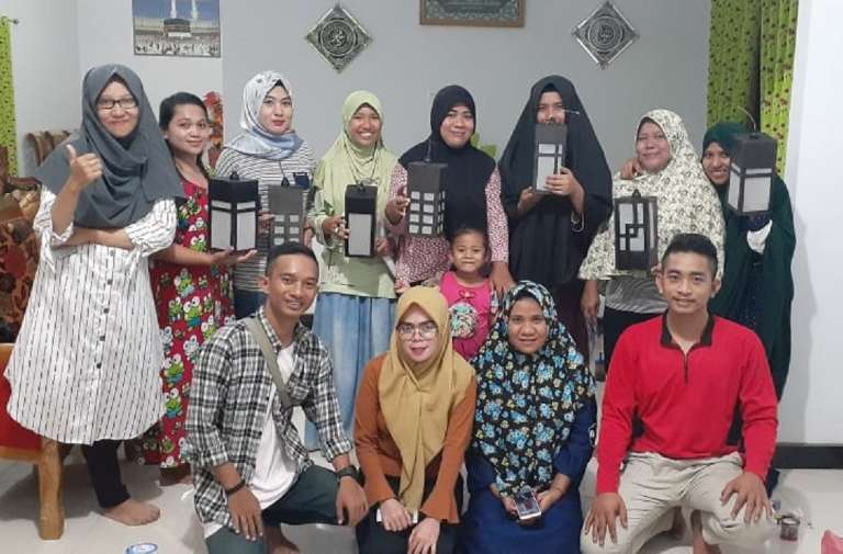 Warga Belajar PKBM Hutuo Lestari Membuat Lampion Inovasi Mahasiswa Dikmas FIP UNG