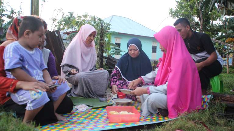 Warga Belajar PKBM Hutuo Lestari praktek Bioteknologi dengan membuat Tape